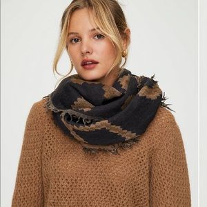 NWT reversible mosaic triangle scarf Aritzia